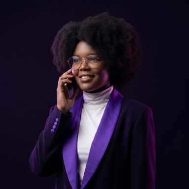 A Sanjila, ao telefone